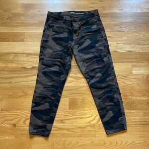 Women’s 8 CAMOUFLAGE soho Jeans slightly distressed
